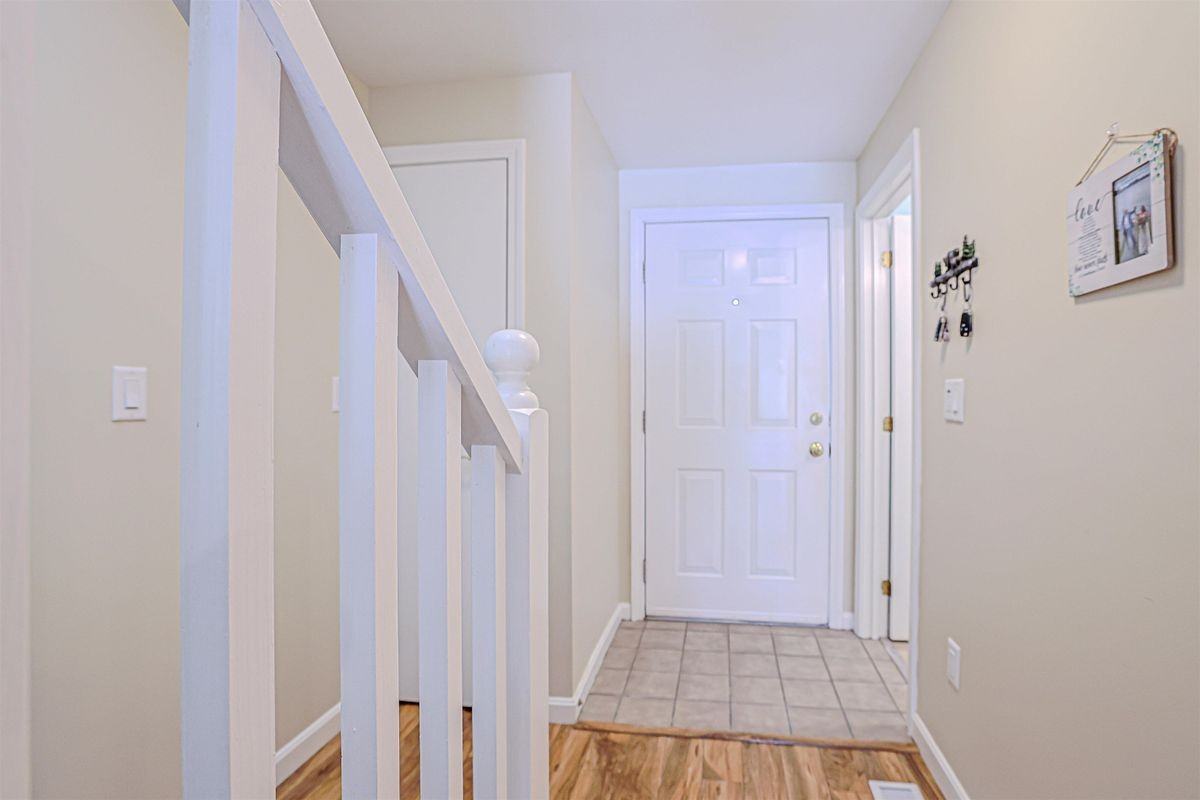35 Montrose Dr - Photo 2 of 21
