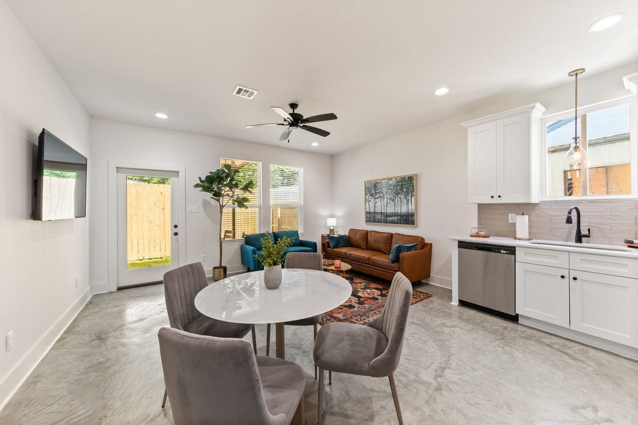 406 Highland Oaks Lane #A - Photo 3 of 11