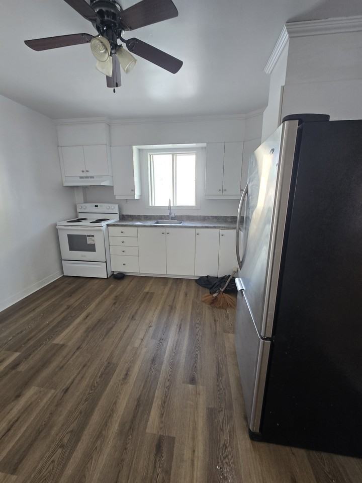 256 Hamilton Street  Unit A - Photo 3 of 10