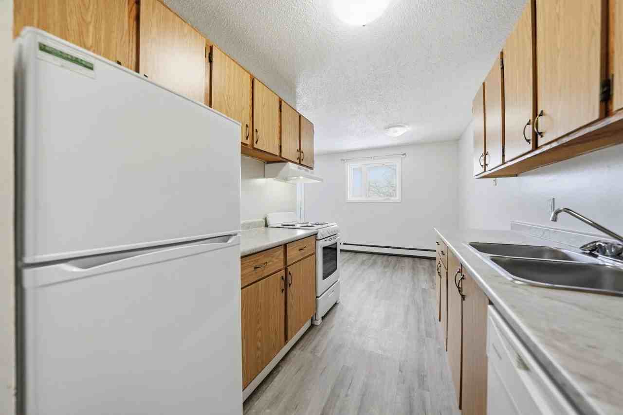 Evergreen Manor - Photo 2 of 20