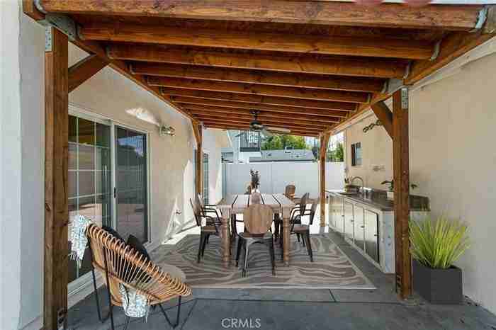 901 North Reese Place - Photo 4 of 16