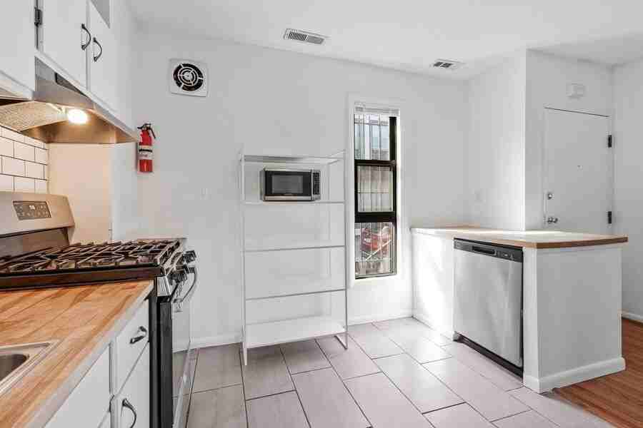 1345 Riggs St Nw - Photo 6 of 42