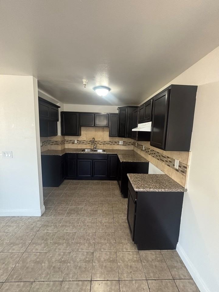 441 East 41st Street - Photo 4 of 21