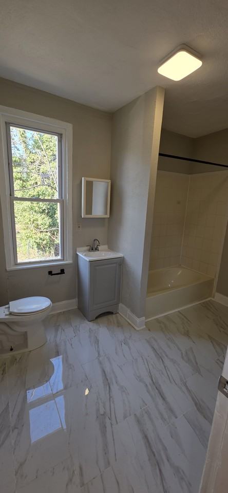 1828 W Lombard St - Photo 2 of 11