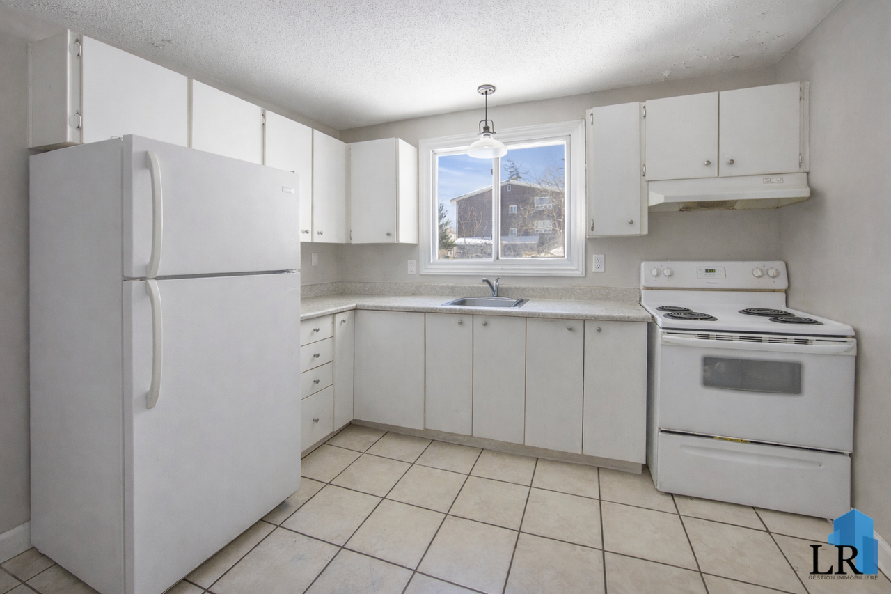 96 Boul Du Mont-Bleu - Photo 2 of 8