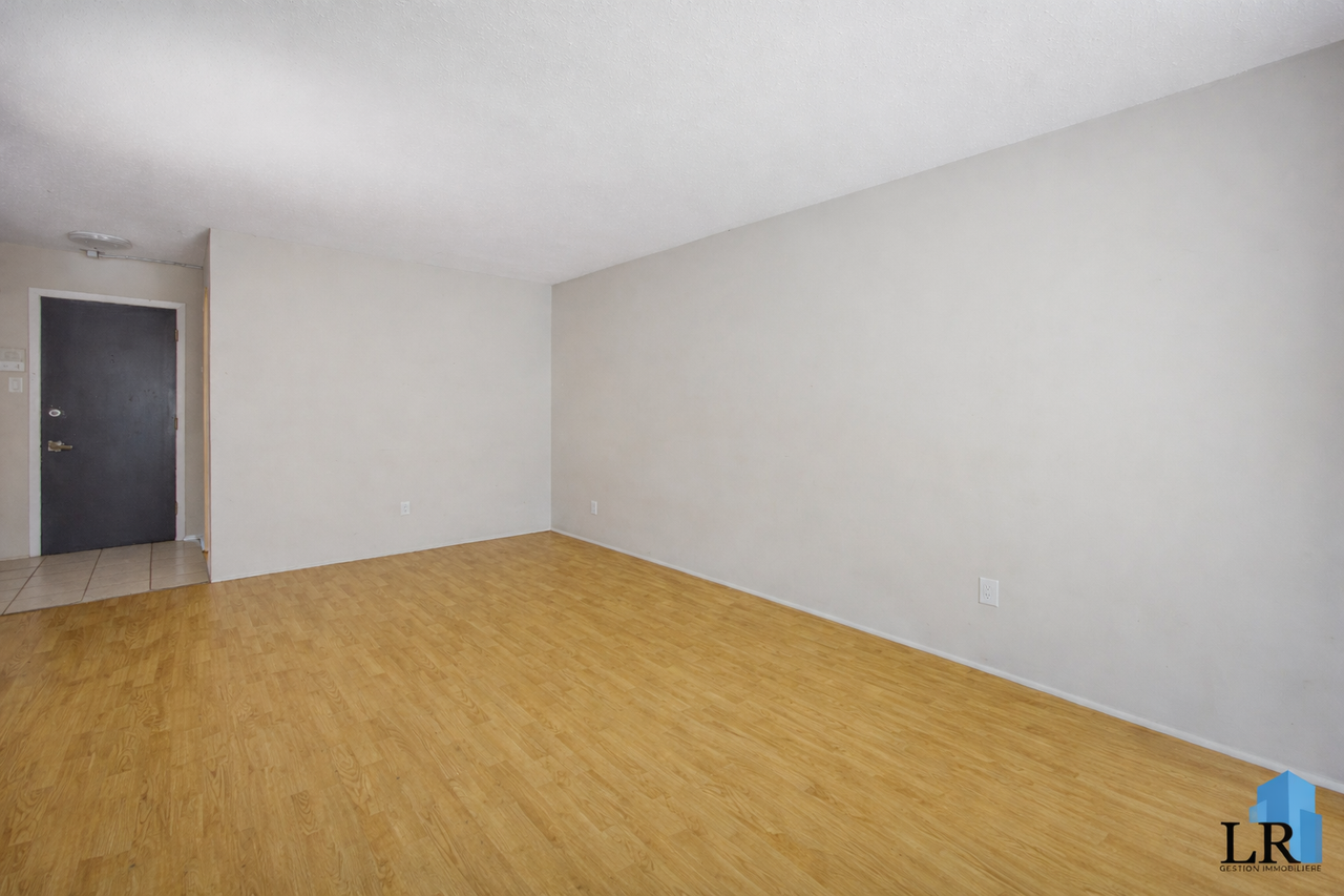 96 Boul Du Mont-Bleu - Photo 5 of 8