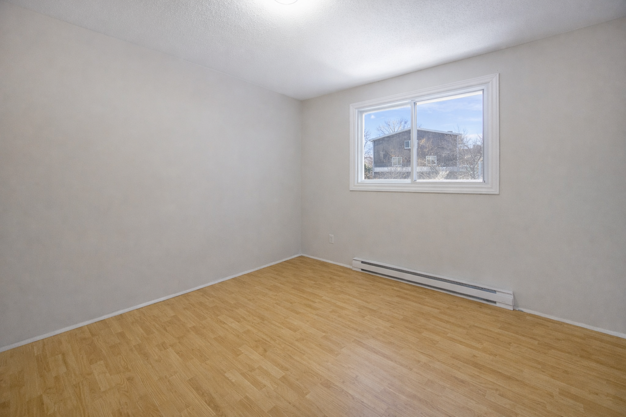 96 Boul Du Mont-Bleu - Photo 7 of 8