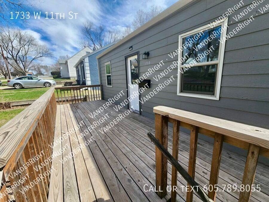 1733 W 11th St - Photo 5 of 21