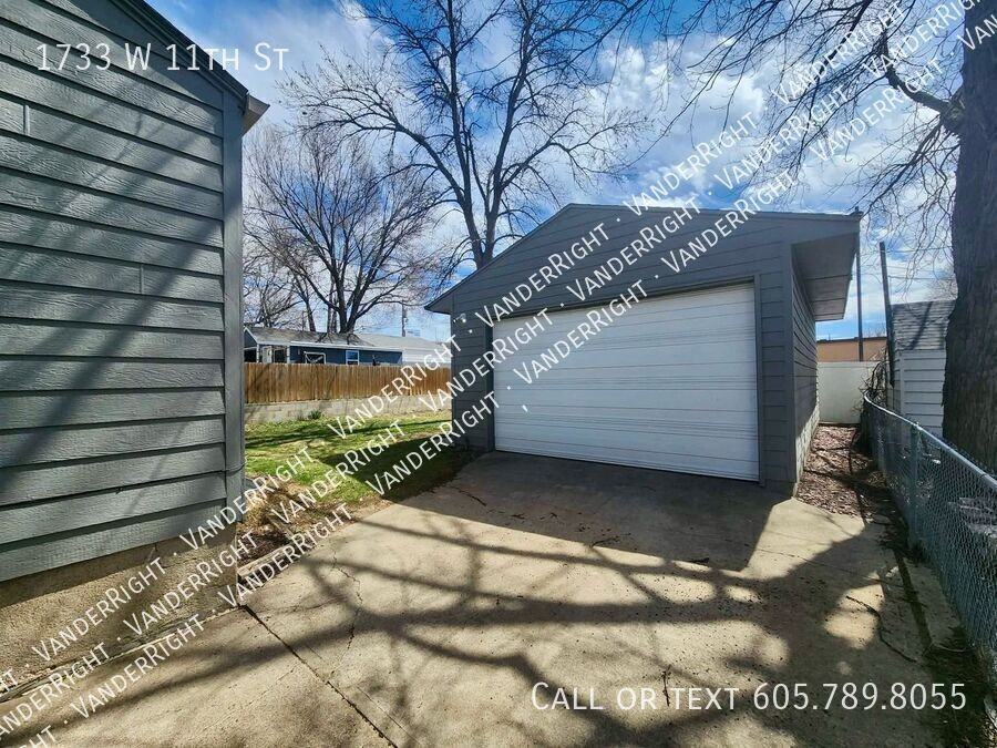 1733 W 11th St - Photo 7 of 21