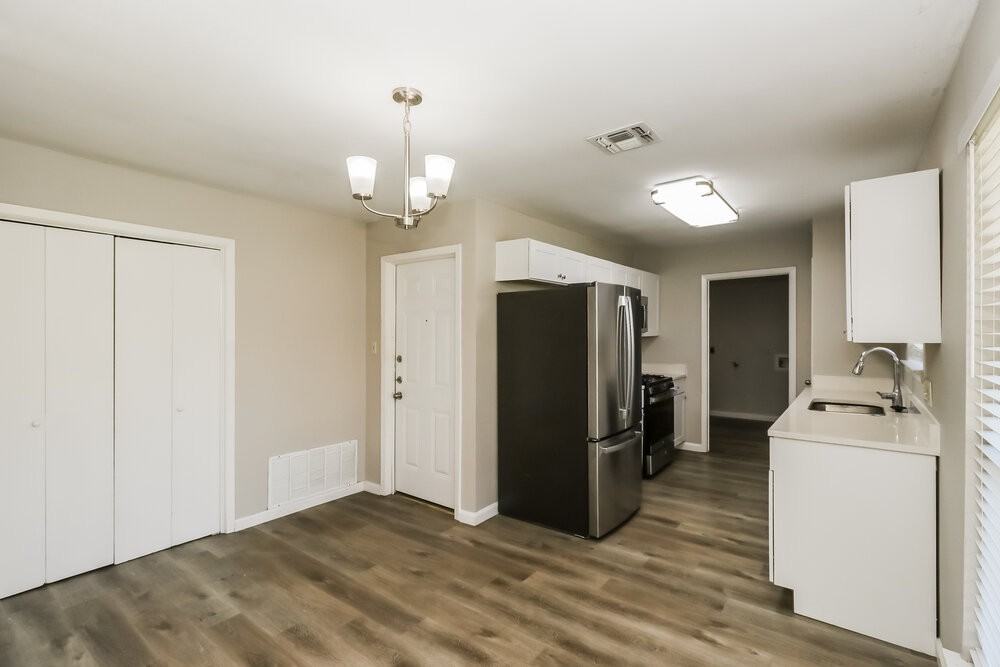 114 Cloverleaf St - Photo 5 of 16