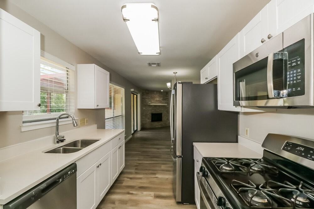 114 Cloverleaf St - Photo 6 of 16