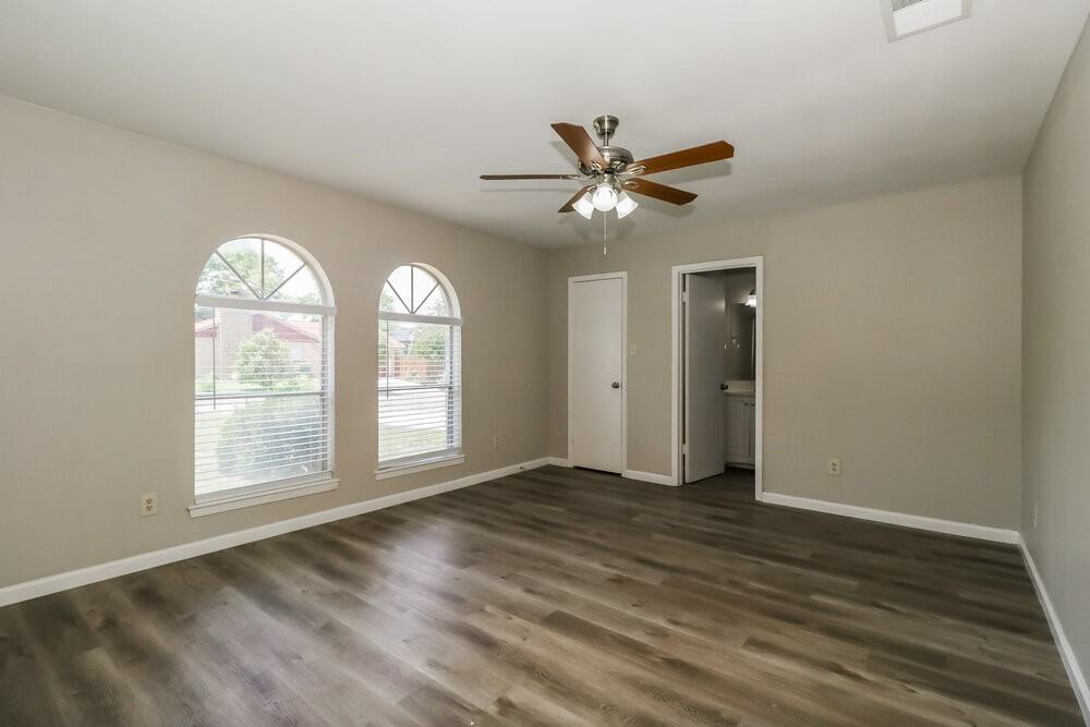 114 Cloverleaf St - Photo 7 of 16