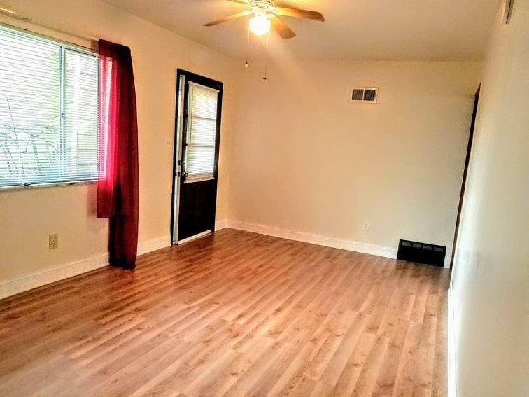 512 Clinton St - Photo 3 of 16