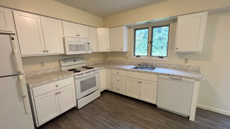 249 Mercer Ave - Photo 7 of 23