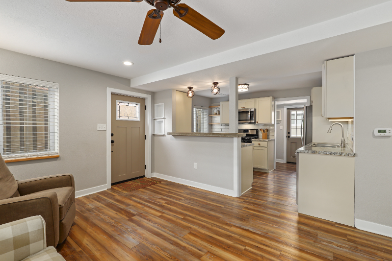 616 2nd St #B - Photo 3 of 17