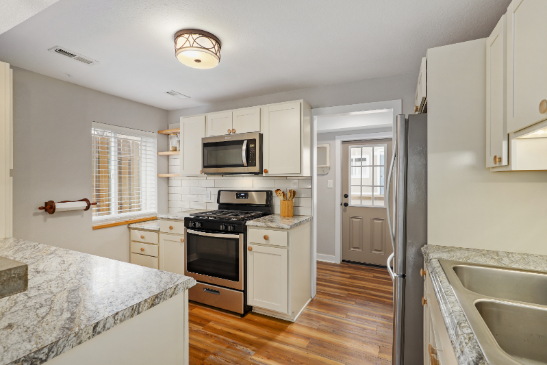 616 2nd St #B - Photo 4 of 17