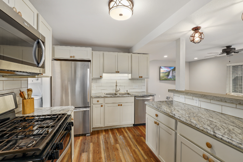 616 2nd St #B - Photo 6 of 17