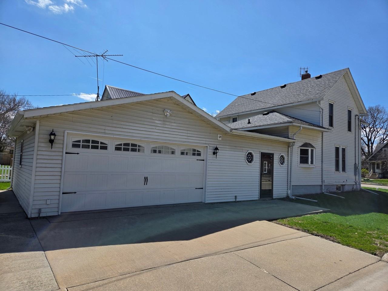1212 1st Ave - Photo 3 of 35