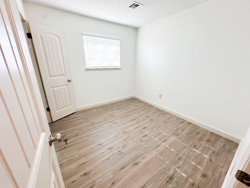 4605 Nw Ozmun Ave - Photo 2 of 14