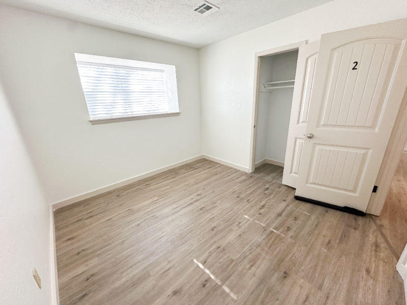 4605 Nw Ozmun Ave - Photo 2 of 14