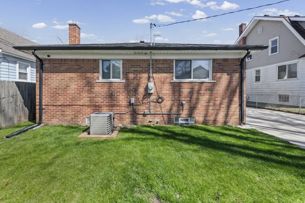 22055 Elmwood Ave - Photo 7 of 30