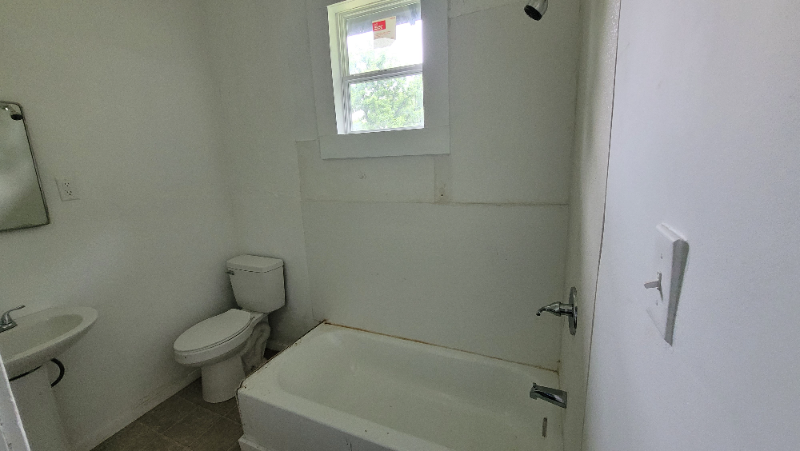 211 Crockett St - Photo 4 of 9