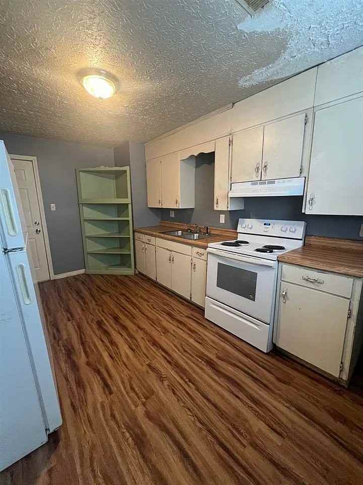 102 E 2nd St #1 - Photo 4 of 5