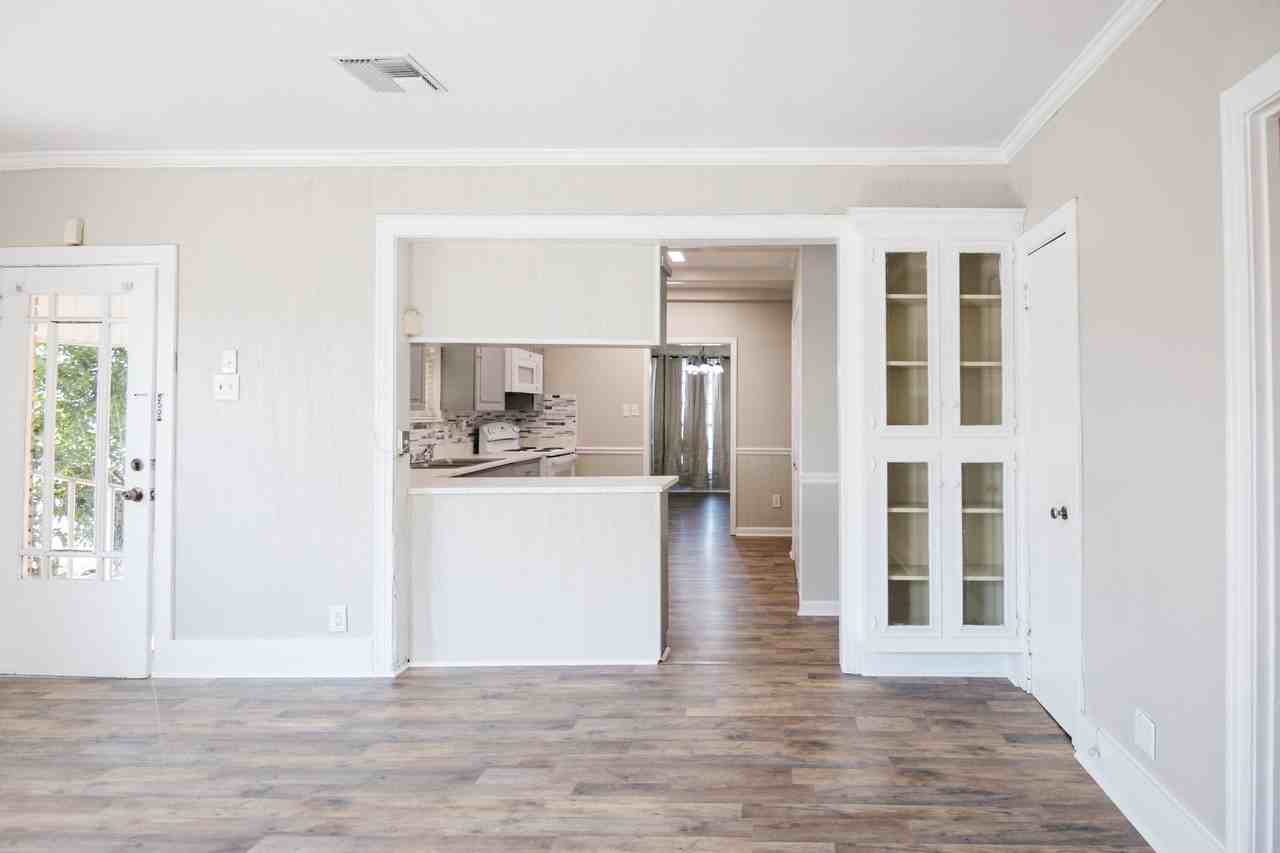 311 S Morgan Ave - Photo 4 of 29