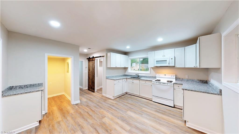 309 Woodlawn St - Photo 2 of 13