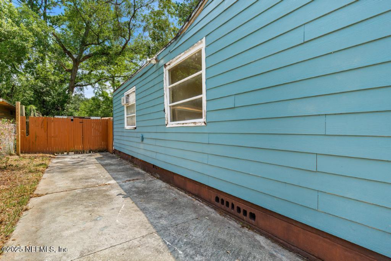 2892 Gilmore St - Photo 3 of 14