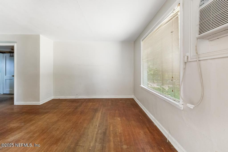 2892 Gilmore St - Photo 5 of 14