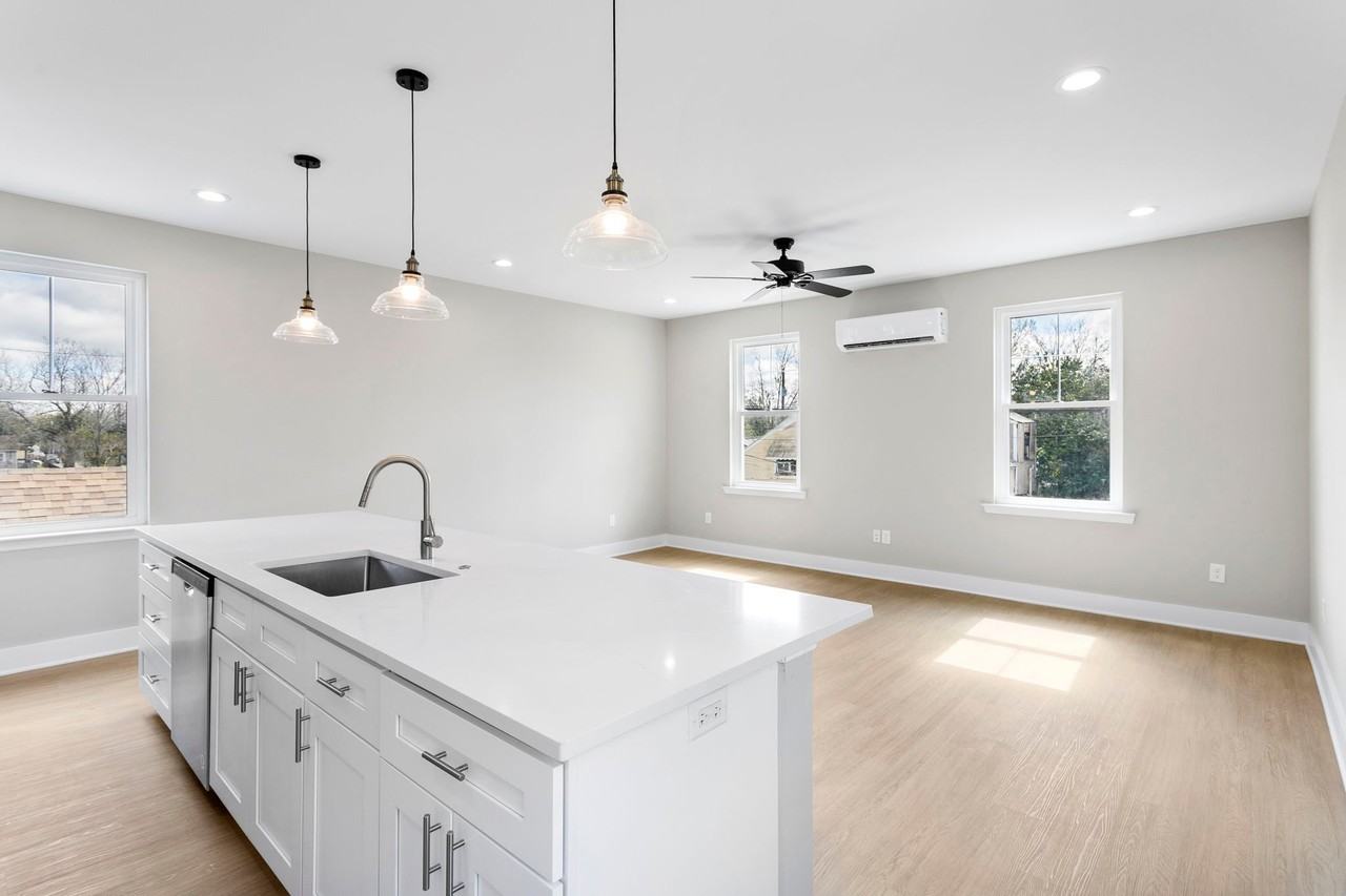 2028 Arbutus Ave - Photo 3 of 17