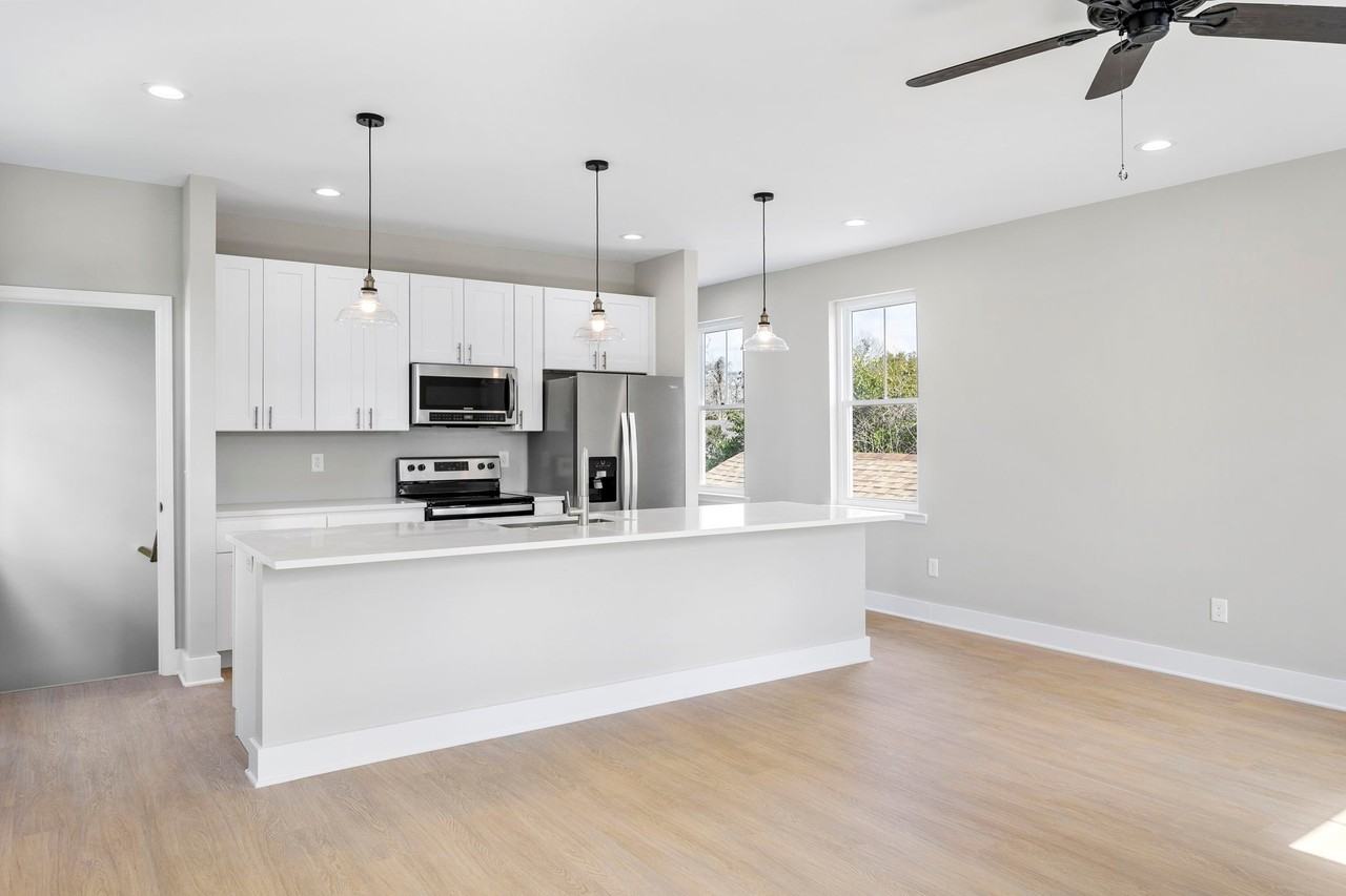 2028 Arbutus Ave - Photo 4 of 17