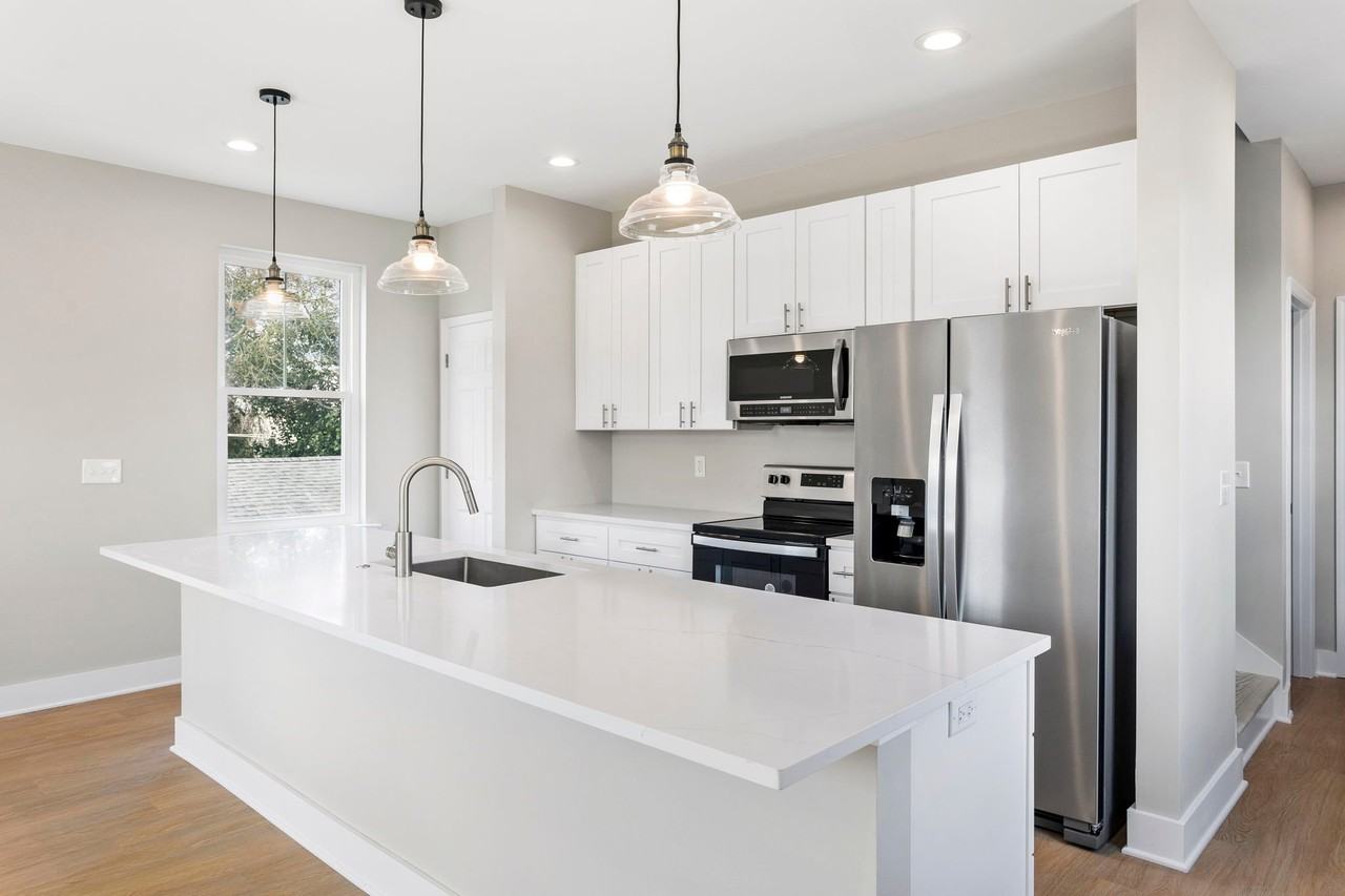 2028 Arbutus Ave - Photo 5 of 17