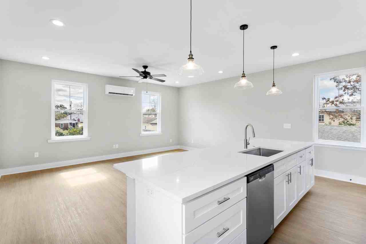 2028 Arbutus Ave - Photo 6 of 17