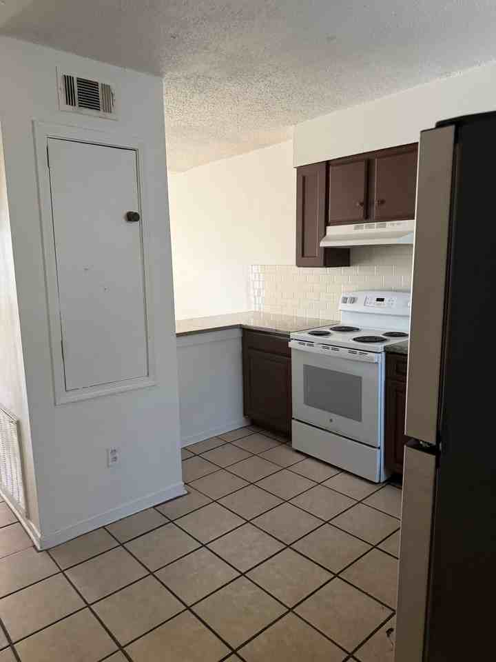 4870 Alsace St #C - Photo 5 of 12