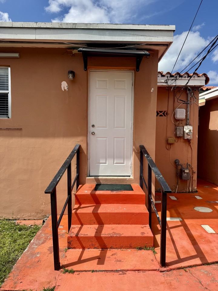 300 E 37th St - Photo 3 of 4