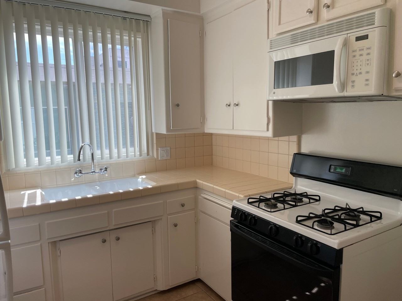 1122 S Clark Dr #6 - Photo 6 of 12