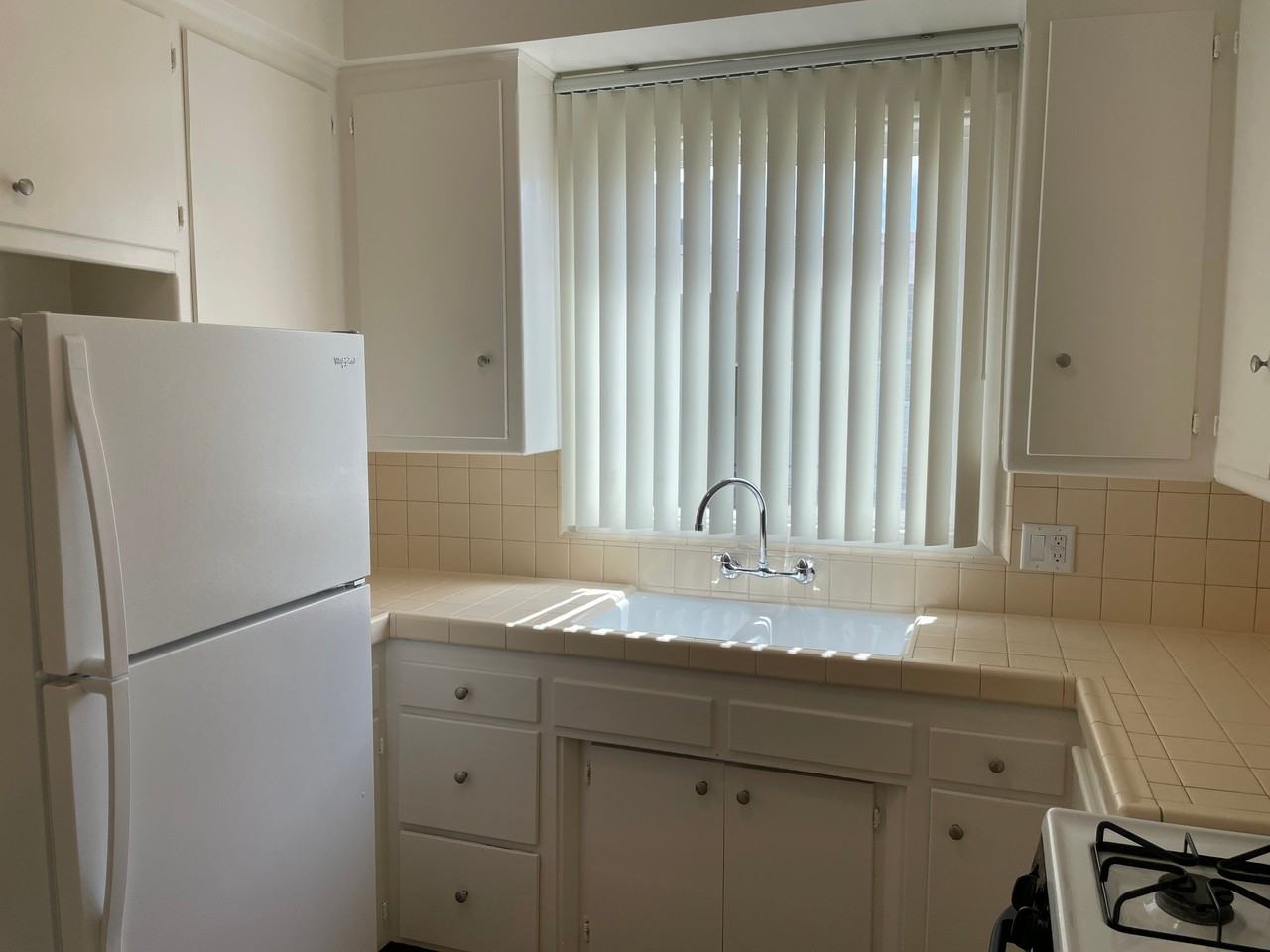 1122 S Clark Dr #6 - Photo 7 of 12