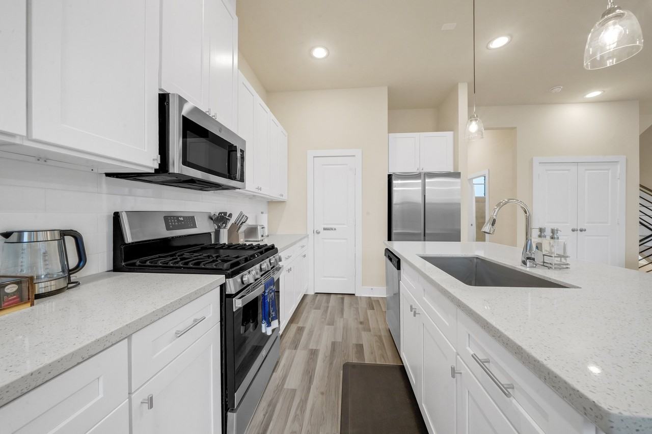 6746 Del Rio St - Photo 3 of 7