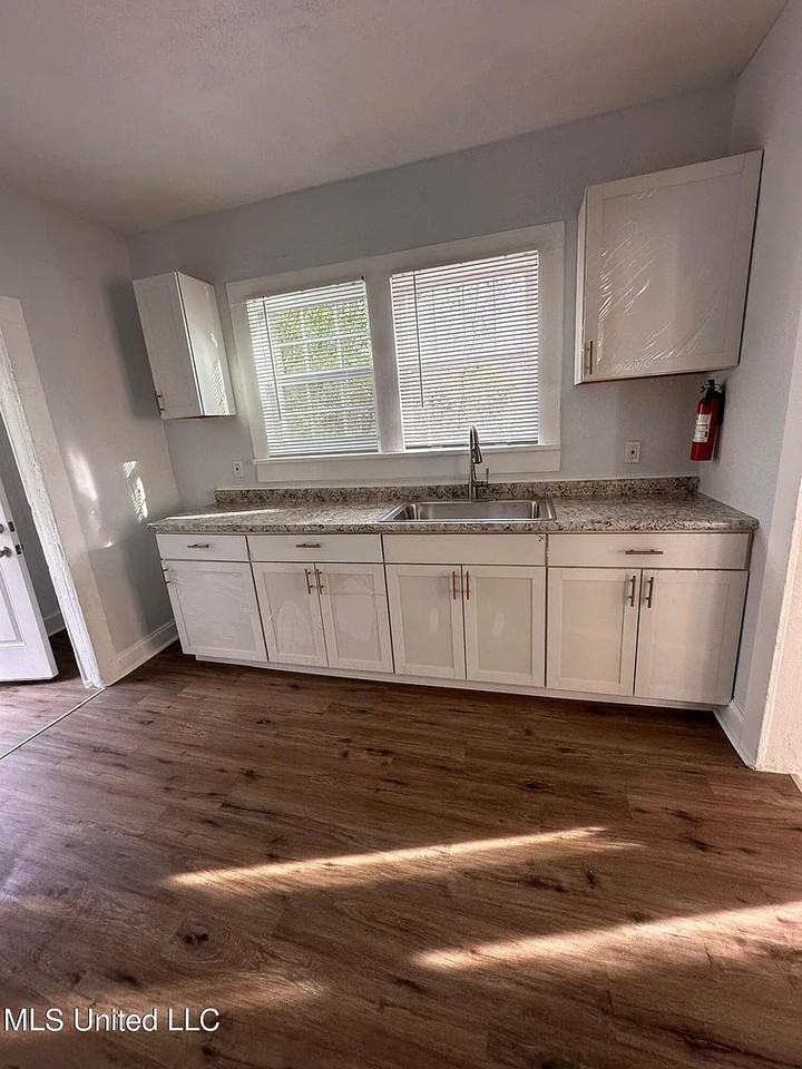 148 Princeton St - Photo 4 of 11