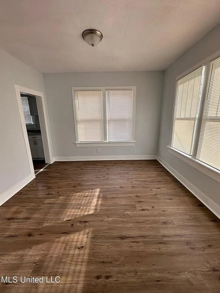 148 Princeton St - Photo 6 of 11