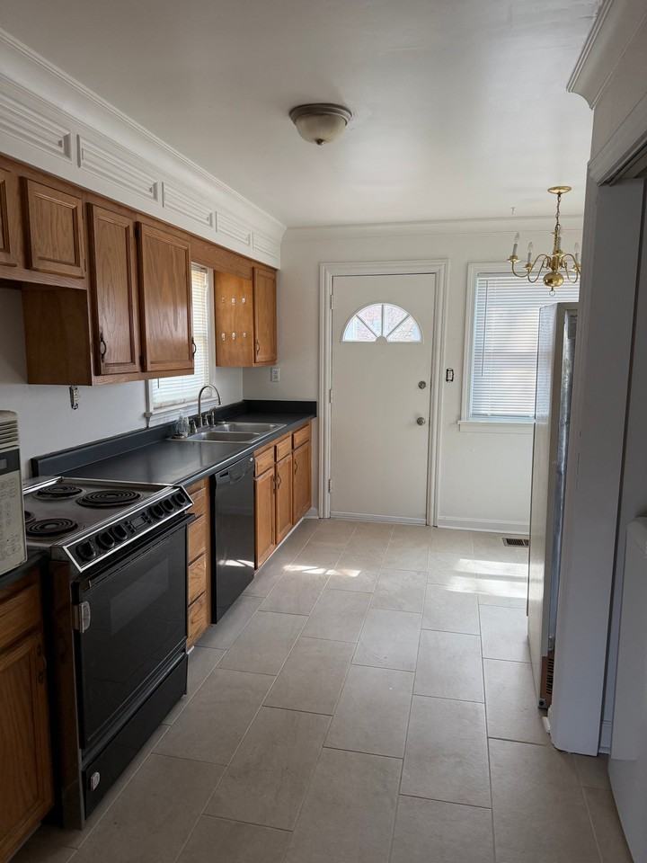 1632 Stafford Ave - Photo 3 of 8