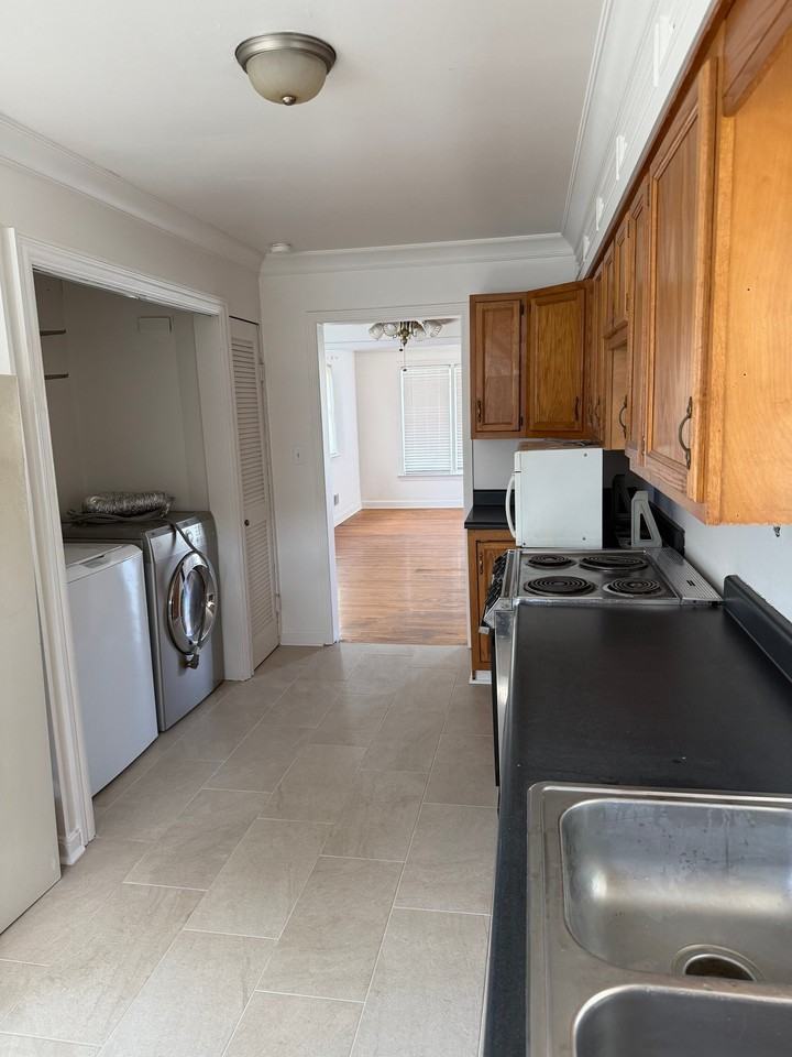 1632 Stafford Ave - Photo 4 of 8