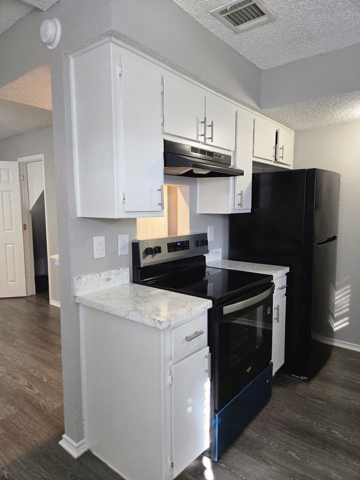 140 S Las Vegas Trl - Photo 3 of 11