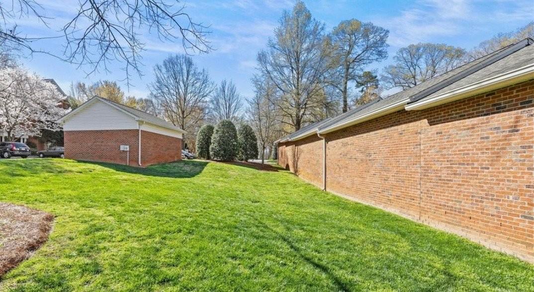 5601 Fairview Rd - Photo 2 of 11