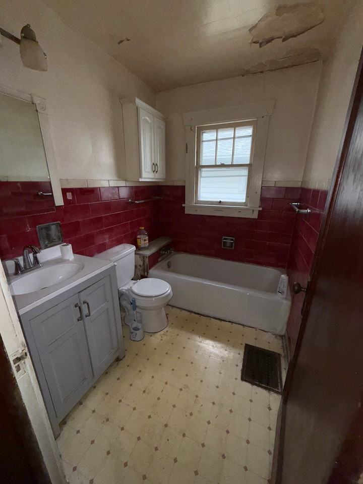 1245 Sedgwick St - Photo 7 of 8