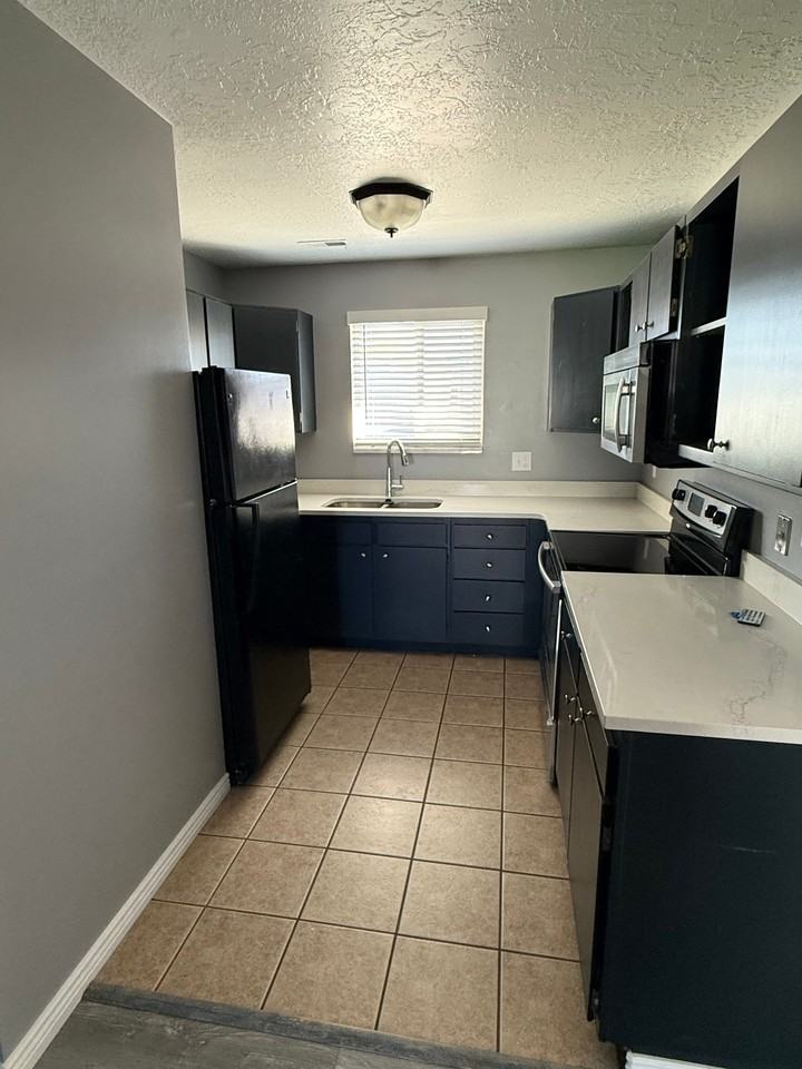 3947 S State St - Photo 3 of 9