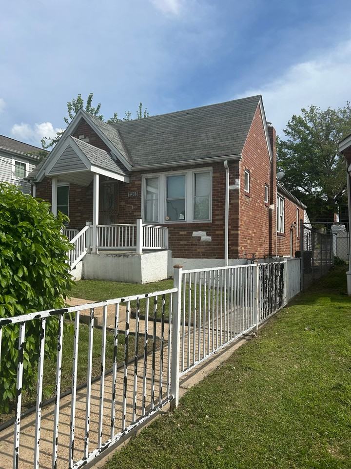 2218 Farrar St - Photo 2 of 20