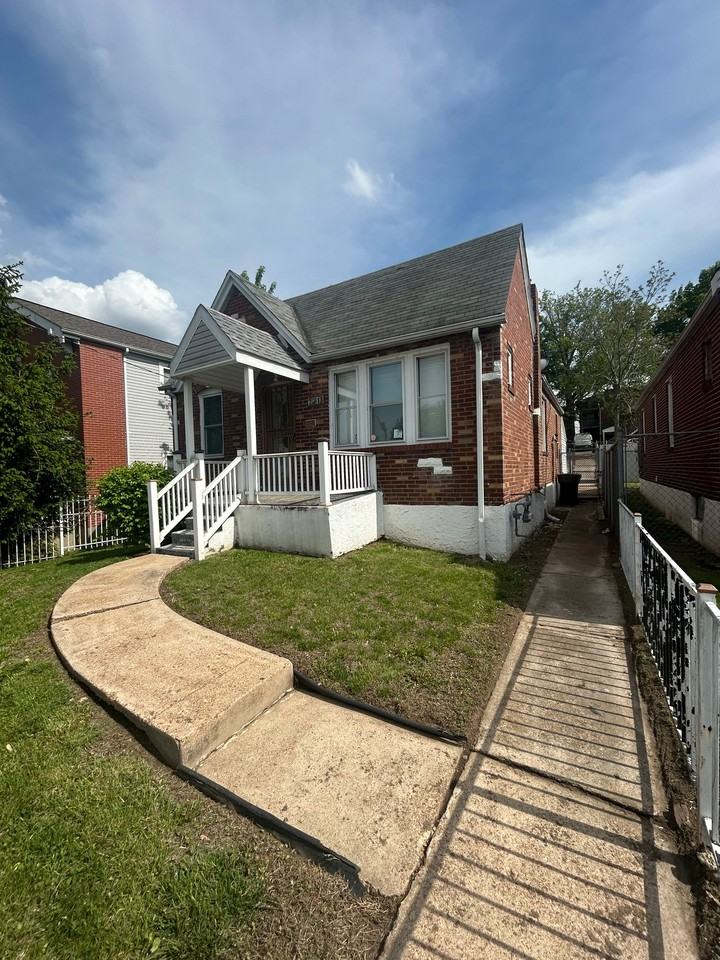 2218 Farrar St - Photo 3 of 20